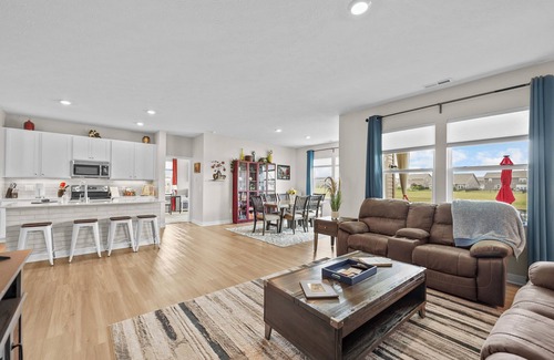 Maxwell House | Charming 3-bedroom house w/King bed in Pendleton with WiFi and AC