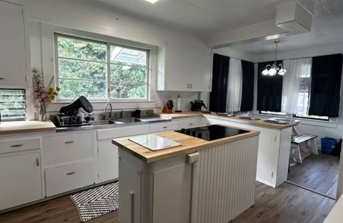 Hilo House | Charming 3-bedroom home in Hilo town