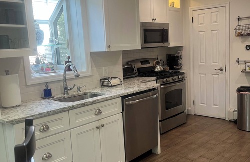Bellmore House | Charming 3 bedroom house- close to the train to NYC, the best beaches and more!