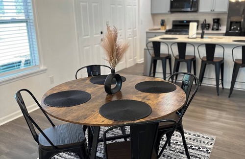 Leslie Estates House | Charming 3-bedroom house pet friendly