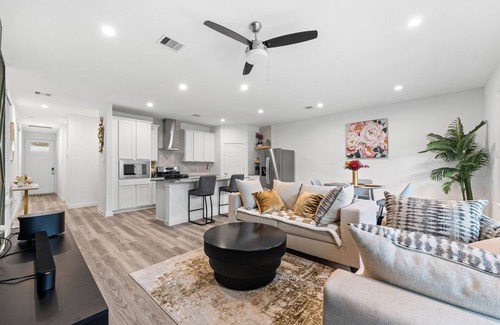 Southeast Houston House | Charming 3-bedroom house in a gated community with Wifi and AC in Houston