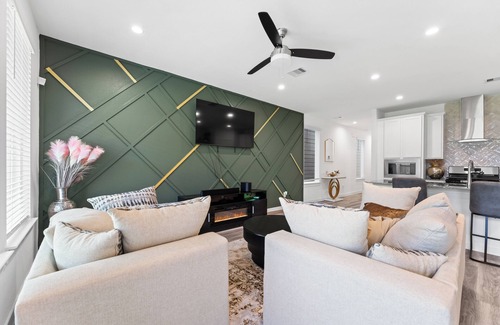Southeast Houston House | Charming 3-bedroom house in a gated community with Wifi and AC in Houston