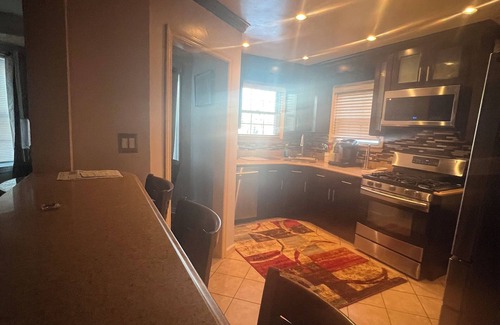Alden Manor House | Charming 3-bedroom house with WiFi, AC and access to backyard