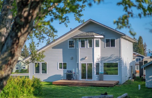 Homer House | Charming 3-bedroom house with Jetted Tub and Big Backyard!