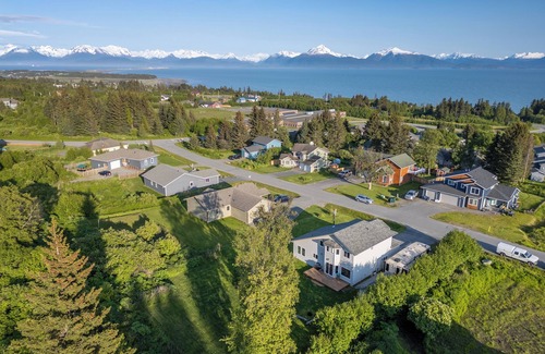 Homer House | Charming 3-bedroom house with Jetted Tub and Big Backyard!