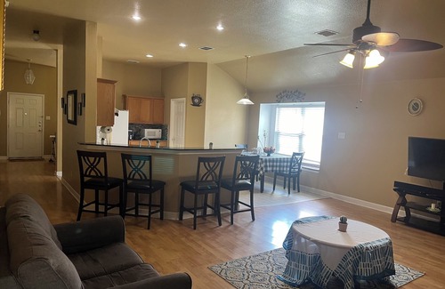 Hurst House | Charming 3-bedroom house with WiFi and fitness room in Hurst