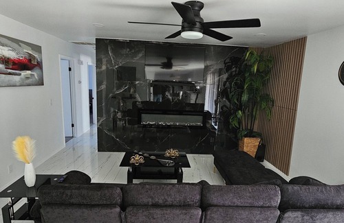 Tulsa House | Charming 3-bedroom house with Wi-Fi , perfect for families and professionals