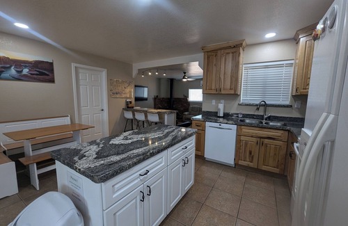 Page House | Charming 3-bedroom house with WiFi and AC on the South Shores of Lake Powell