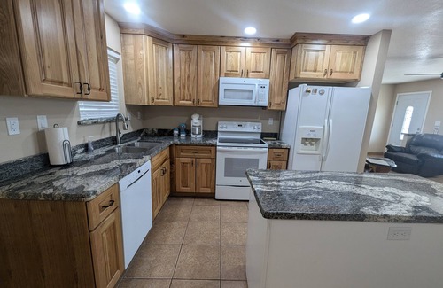 Page House | Charming 3-bedroom house with WiFi and AC on the South Shores of Lake Powell