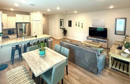 Pine Forest House | Charming 3-bedroom townhome with WiFi and AC near I-10