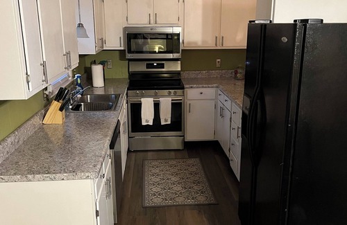 Westover House | Charming 3-bedroom house with AC and WiFi in wonderful Fayetteville lake front!