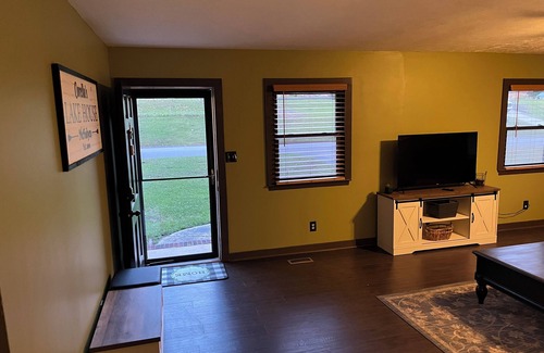 Westover House | Charming 3-bedroom house with AC and WiFi in wonderful Fayetteville lake front!