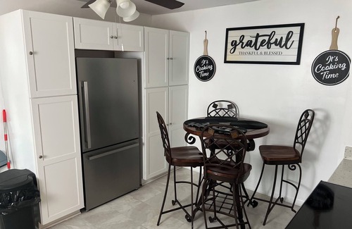 Jacksonville House | Charming 3-bedroom house in beautiful Jacksonville With WiFI & workspace.