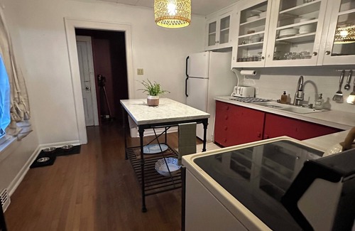 New Buffalo Cottage | Charming 3-bedroom cottage New Buffalo Walk to Downtown and Beach -Pets allowed