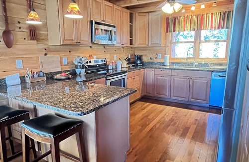 Robbinsville Cabin | Charming 3-bedroom cabin with AC, WiFi in superb Robbinsville