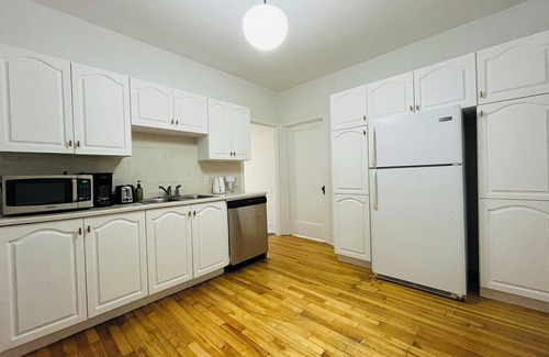 Cote-Des-Neiges—Notre-Dame-De-Grace Apartment | Charming 3-BR Getaway | Free Parking & Near Metro