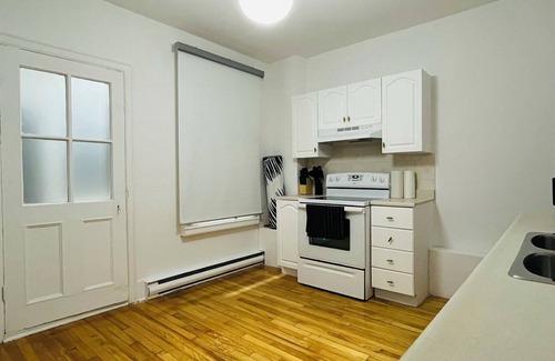 Cote-Des-Neiges—Notre-Dame-De-Grace Apartment | Charming 3-BR Getaway | Free Parking & Near Metro