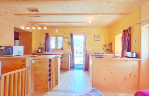 Hauteluce Ski Chalet | Charming 3-room Chalet in Hauteluce - Sleeps 8, Near Ski Slopes and Free Shuttle