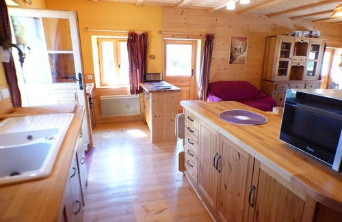 Hauteluce Ski Chalet | Charming 3-room Chalet in Hauteluce - Sleeps 8, Near Ski Slopes and Free Shuttle
