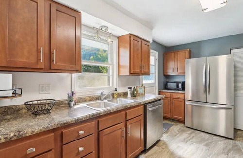 Champaign House | Charming 3bed 2bath home w fence