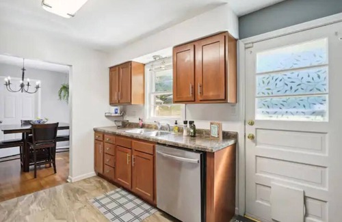 Champaign House | Charming 3bed 2bath home w fence