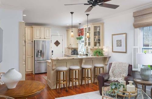 Geneva House | Charming 3BR Cottage + Garden, Walk to Downtown & Metra, Sleeps 6