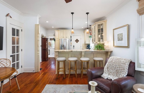 Geneva House | Charming 3BR Cottage + Garden, Walk to Downtown & Metra, Sleeps 6