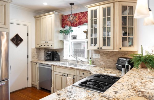 Geneva House | Charming 3BR Cottage + Garden, Walk to Downtown & Metra, Sleeps 6