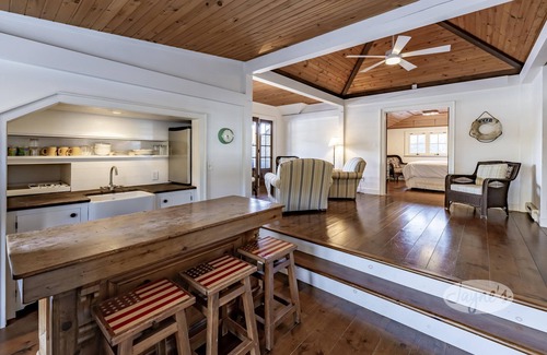 Seguin Cottage | Charming 4 bed 4 bath cottage on Lake Rosseau with Boathouse and Cabana Bar!