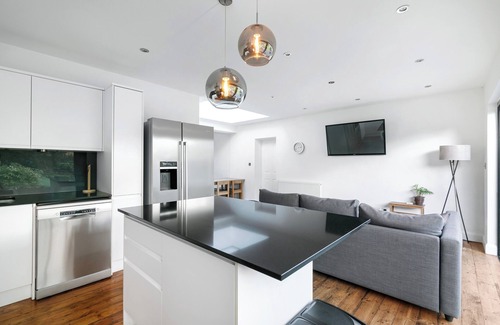 Hatfield House | Charming 4-Bed Home with Garden in Hatfield