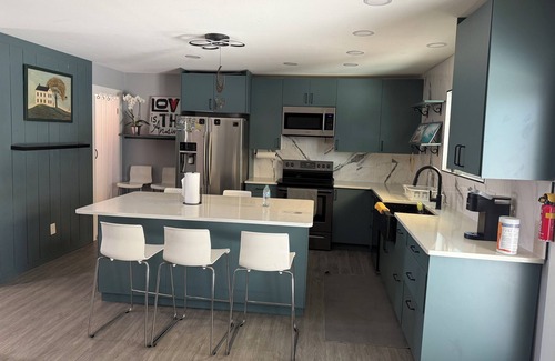 Flour Bluff House | Charming 4-bedroom house with swimming pool and outdoor kitchen.