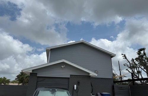 Flour Bluff House | Charming 4-bedroom house with swimming pool and outdoor kitchen.