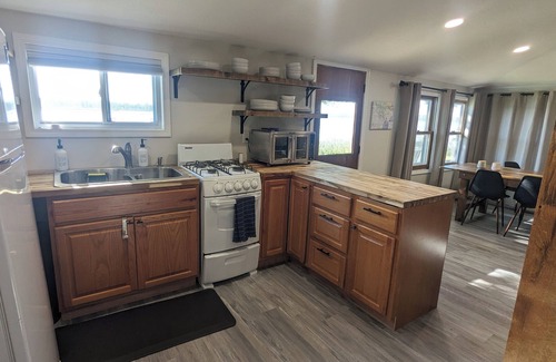 Tawas City Cottage | Charming 4-bedroom cottage ON Tawas Lake Pet, kid-friendly. Great Bird watching!
