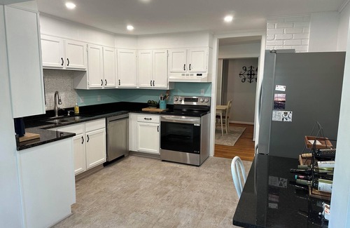 Wardour House | Charming 4-bedroom house 2 blocks from the Navel Academy Stadium
