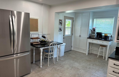 Wardour House | Charming 4-bedroom house 2 blocks from the Navel Academy Stadium