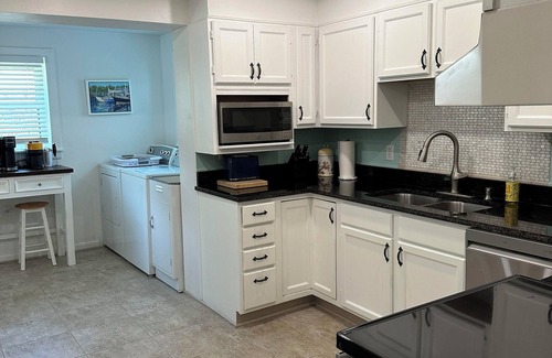 Wardour House | Charming 4-bedroom house 2 blocks from the Navel Academy Stadium