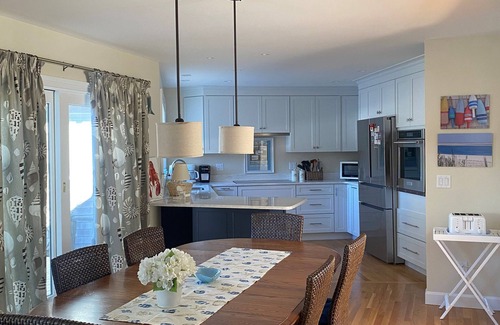 Chatham House | Charming 4-bedroom house with fresh water dock & shark-free swimming!