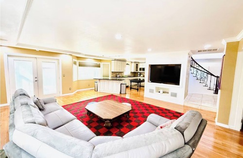 Vallejo House | Charming 4-bedroom house with fitness room & family room in delightful Vallejo