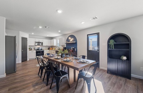 College Station House | Charming 4-bedroom house with movie room, game room, outdoor patio + fire pit