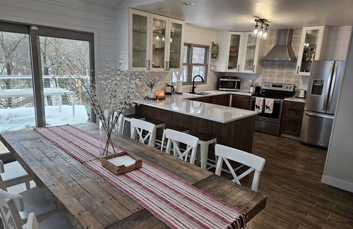 The Galena Territory House | Charming 4-bedroom house w/Hot tub/Arcade games/WiFi/firepit and more