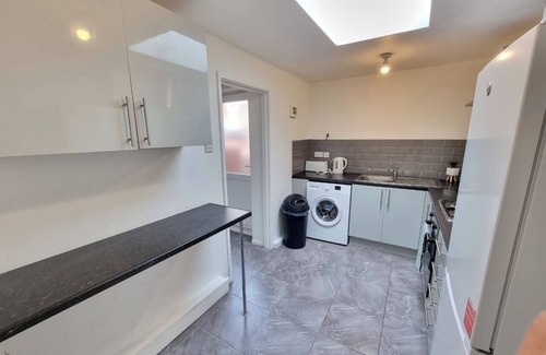 Liverpool House | Charming 4-Bedroom | Sleeps 8| at Andrew St!