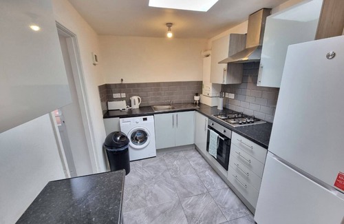 Liverpool House | Charming 4-Bedroom | Sleeps 8| at Andrew St!