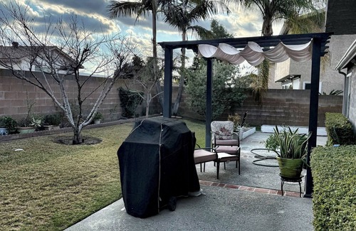 West Covina House | Charming 4-bedroom house, with 9 beds and AC and WiFi in West Covina