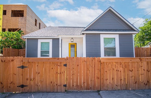 Nevada Street Cottage | Charming 4br/2ba Only 5 Mins Downtown & Riverwalk