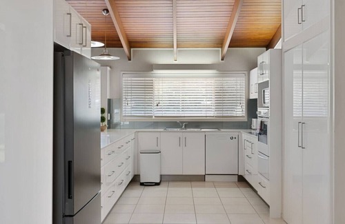 Robertson House | Charming 4BR House w/Pool& Parking near Sunnybank