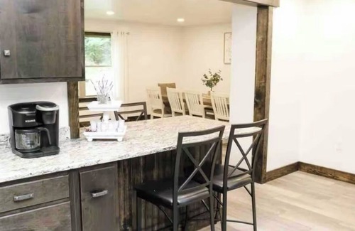 Herndon Cabin | Charming 5-bedroom cabin with Hot tub + Pickle-ball court