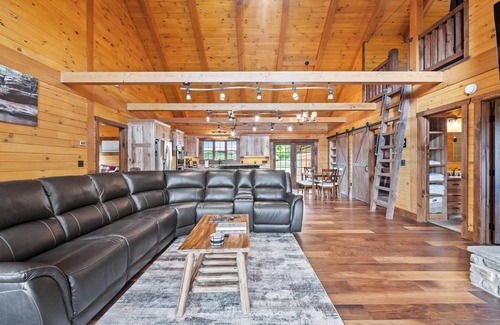 Laurelville Cabin | Charming 5-bedroom Cabin with Movie Theater, Hot Tub, and WiFi