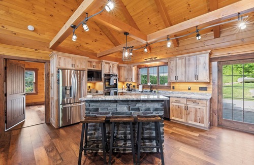 Laurelville Cabin | Charming 5-bedroom Cabin with Movie Theater, Hot Tub, and WiFi
