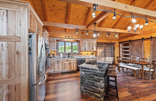 Laurelville Cabin | Charming 5-bedroom Cabin with Movie Theater, Hot Tub, and WiFi