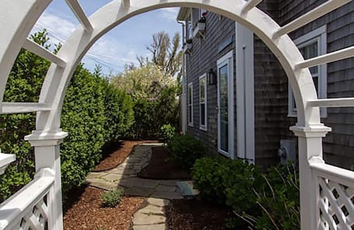 Nantucket Town House | Charming 5 BR house 12min walk to town & 5 min. to Francis beach,